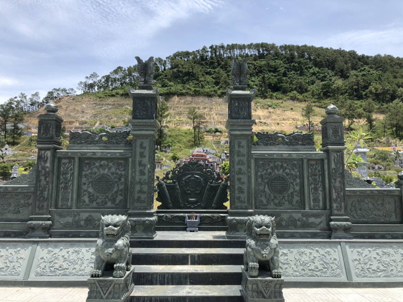 Xây lăng mộ đá gia tộc thiết kế chuẩn phong thủy tại Ninh Bình