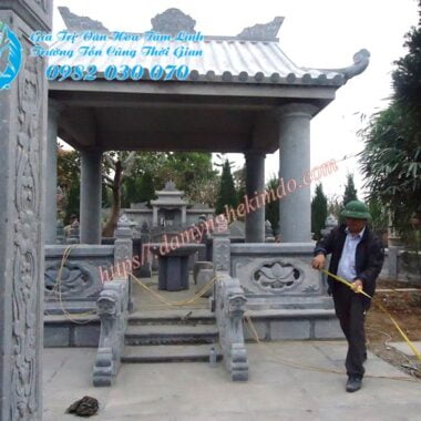 Khu lăng mộ đá kèm lầu đá vuông có mái cột trụ tròn