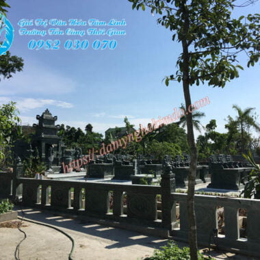 Khu lăng mộ đá xanh rêu