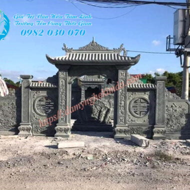 Mẫu cổng đá xanh rêu đẹp có mái cho Khu lăng mộ