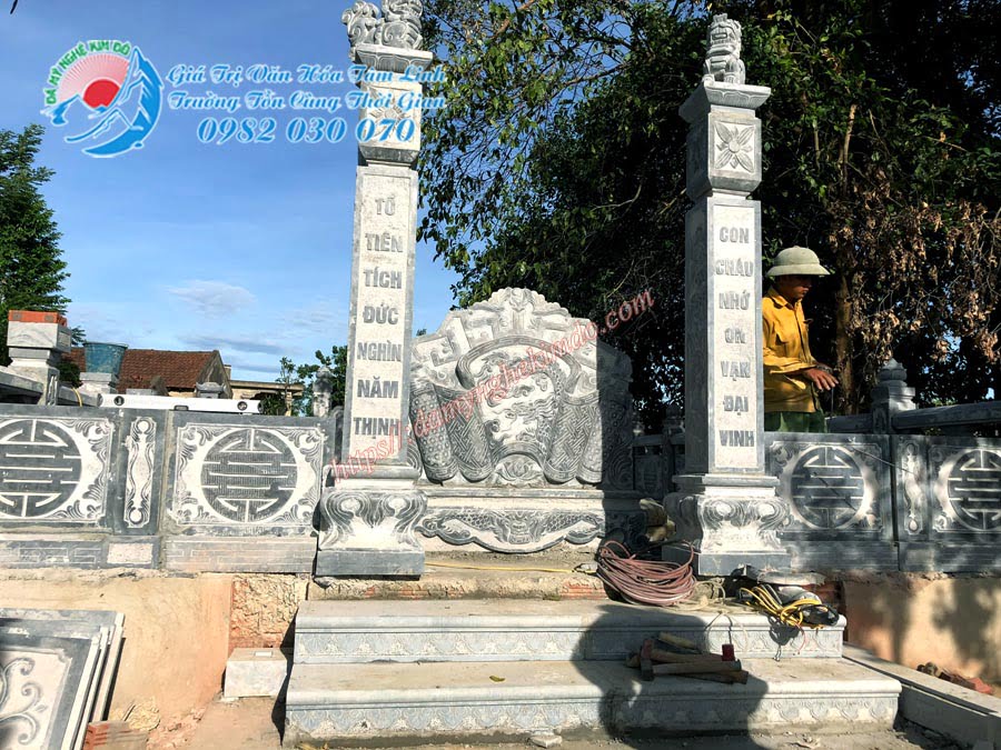 Cổng nghê đá vào khu lăng mộ tổ họ Nguyễn tại Nghệ An