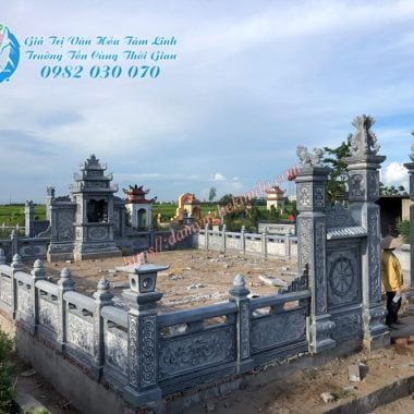 Khu lăng mộ đá bao gồm: Cổng đá tứ trụ, Lan can đá. Cuốn thư dơi, Lăng mộ đá,