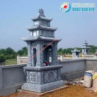 Lăng đá đơn, Mặt hông lăng thờ đá đơn cột vuông
