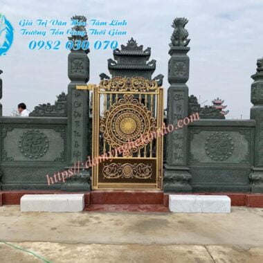 cổng đá khu lăng mộ đá xanh rêu