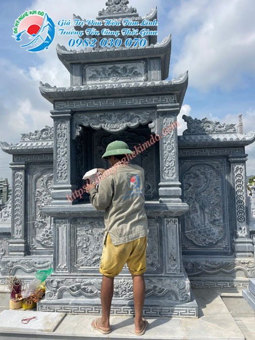 Người thợ đá mỹ nghệ Kim Đô đang lau chùi vệ sinh Lăng thờ đá