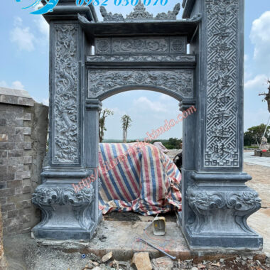 Cận cảnh hoa văn sắc nét của 1 bên Cổng đá đẹp do Đá mỹ nghệ Kim Đô thi công, lắp đặt