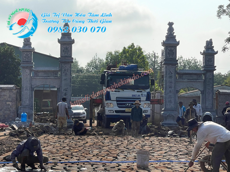 Lắp đặt gần hoàn thiện Cổng đá đẹp cho Chùa Vạn Hạnh - Bình Phước