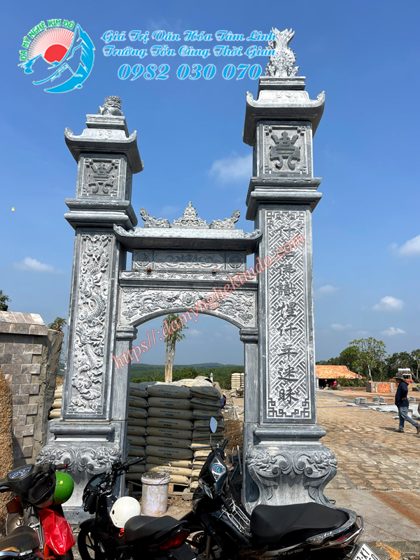 Mặt trước cột cổng chính được chạm khắc đôi câu đối bằng chữ Hán, Thân cột phụ chạm hoa văn con rồng