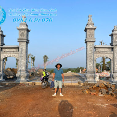 Toàn cảnh hình ảnh Cổng đá được lắp đặt hoàn thiện