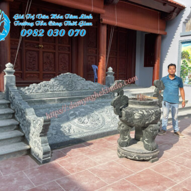 Lắp đặt chiếu đá tứ linh, rồng bò bậc, chán chiếu bằng đá xanh rêu cho nhà thờ họ Trần tại Quế Võ - Bắc Ninh.