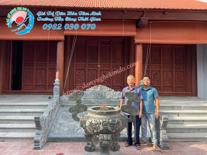 Lắp đặt chiếu đá tứ linh, rồng bò bậc, chán chiếu bằng đá xanh rêu cho nhà thờ họ Trần tại Quế Võ - Bắc Ninh.