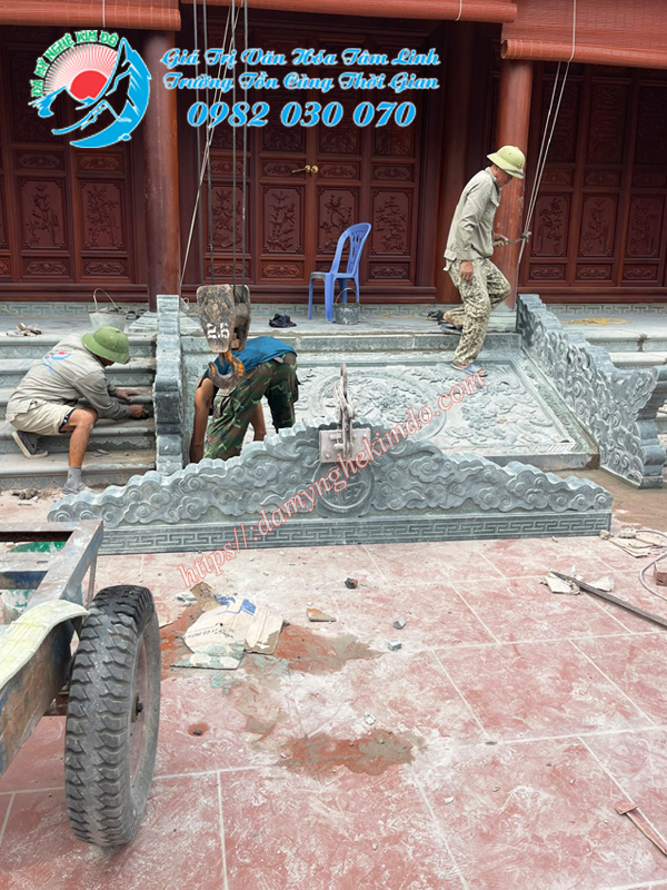 Lắp đặt chiếu đá tứ linh, rồng bò bậc, chán chiếu bằng đá xanh rêu cho nhà thờ họ Trần tại Quế Võ - Bắc Ninh. 