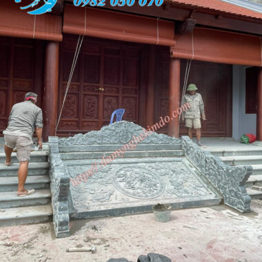 Lắp đặt chiếu đá tứ linh, rồng bò bậc, chán chiếu bằng đá xanh rêu cho nhà thờ họ Trần tại Quế Võ - Bắc Ninh.