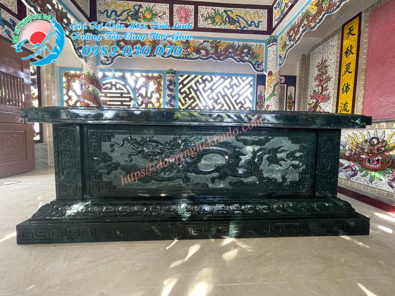 Lắp đặt ngôi mộ chờ bằng đá xanh Ấn Độ cho Bác Hoàng Tất Thắng - tại cửa lò Nghệ an, Mặt hông mộ đá xanh ấn độ chạm rồng đẹp (Mộ quách đá)